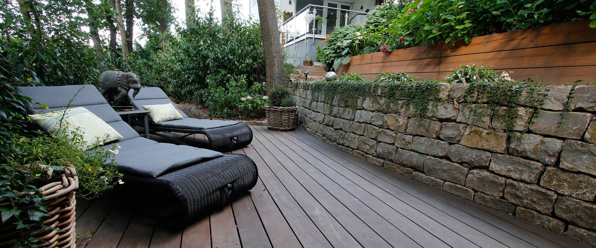 Gepflegter Garten mit Natursteinmauer Bad Soden