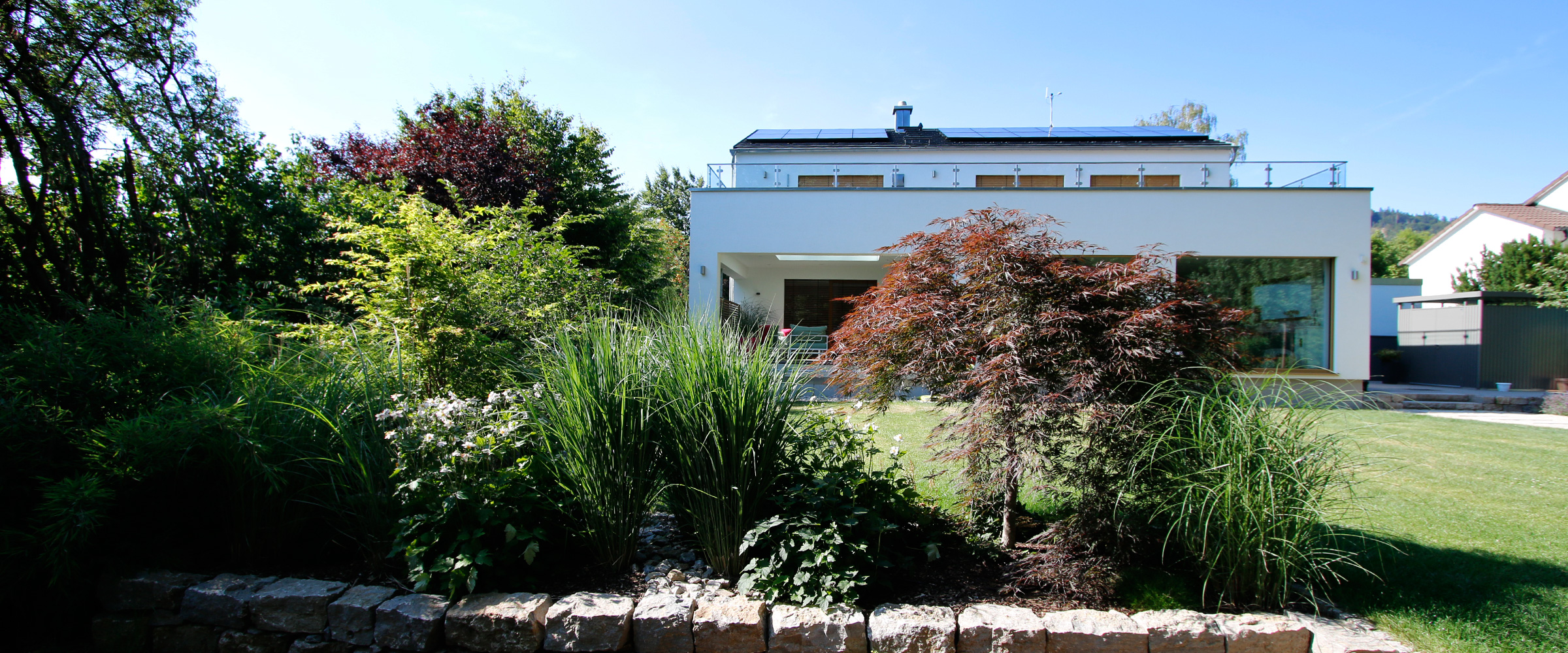 Terrasse mit Naturstein und Bepflanzung