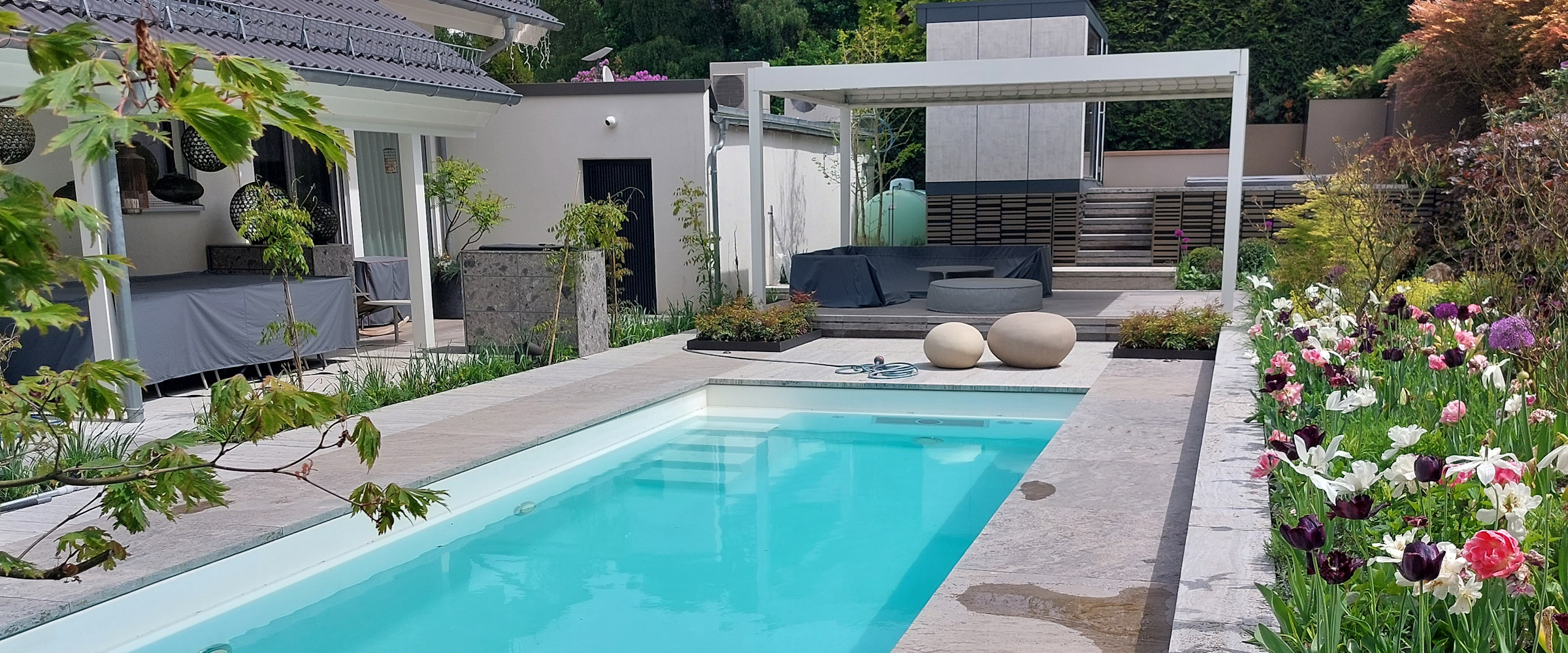 Naturnaher Garten mit Holzweg im Taunus